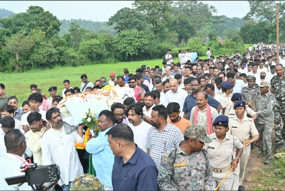 माता रूपी सोरेन जी के निधन पर मंत्री हफीजुल हसन अंसारी ने अर्पित की भावभीनी श्रद्धांजलि।