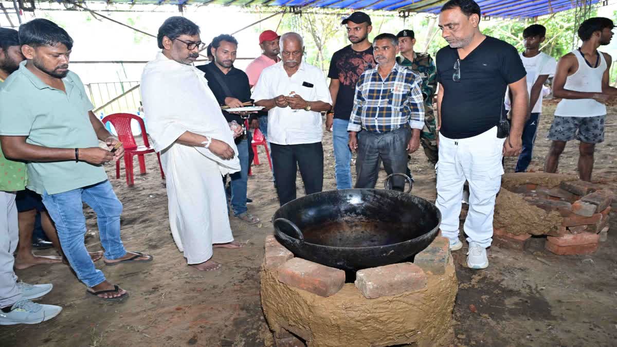 मुख्यमंत्री हेमंत सोरेन, जो अपनी माँ के श्राद्ध संस्कार की रस्में निभा रहे हैं, चूल्हे की पूजा कर किया खाना पकाना शुरू