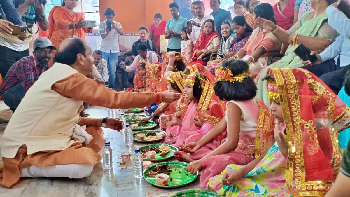 जमशेदपुर में कन्या पूजन के बाद, रघुबर दास ने कहा कि आध्यात्मिकता ऊर्जा प्रदान करती है।