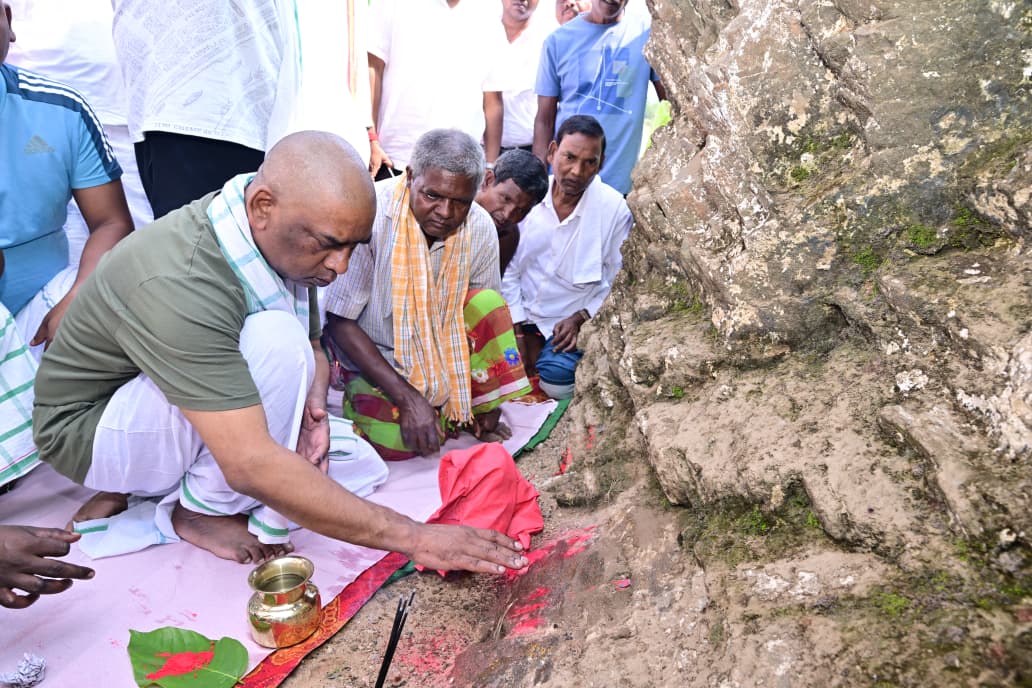 मुख्यमंत्री हेमंत सोरेन की माँ की अस्थियाँ रजरप्पा में विसर्जित की गईं; मुख्यमंत्री ने नम आँखों से यह रस्म पूरी की।