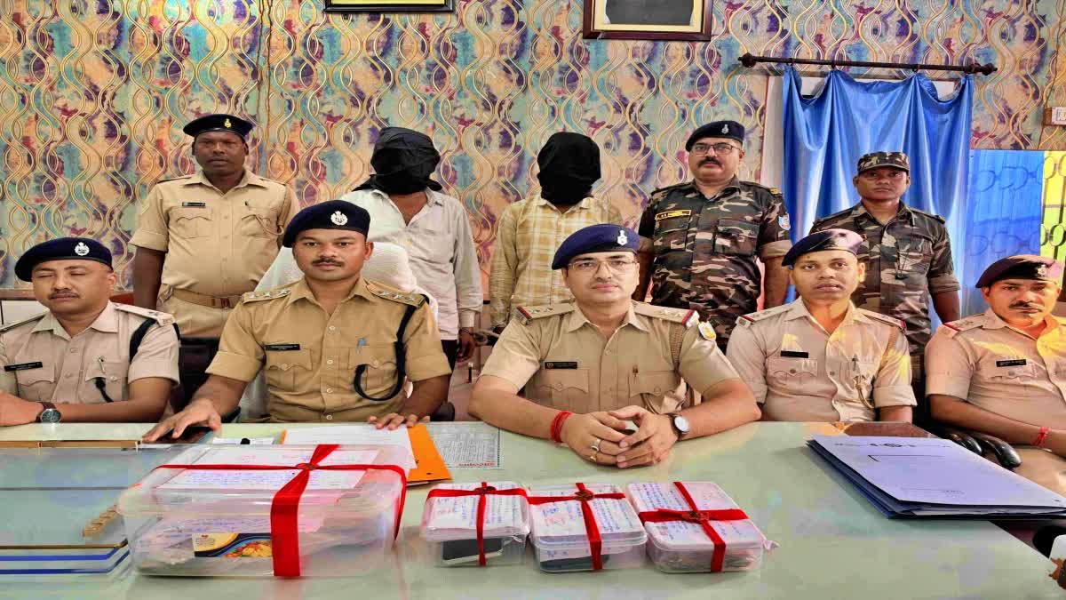 पुलिस ने 9 अक्टूबर को सरायकेला में हुई लूट के मामले को सुलझा लिया; उन्होंने दो संदिग्धों को गिरफ्तार किया है और 24 लाख रुपये कीमत के गहने बरामद किए हैं।