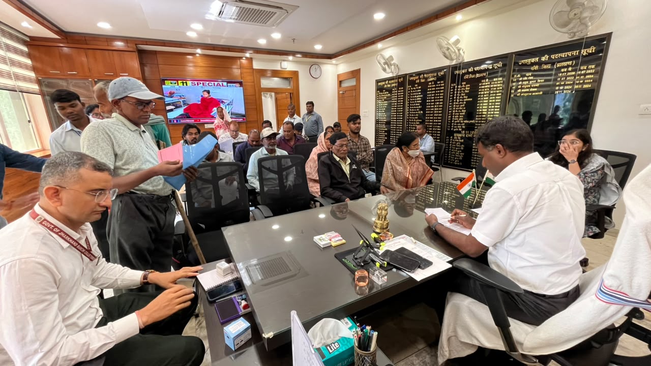 इलेक्ट्रिक ट्राईसाइकिल मिलने पर 90 प्रतिशत दिव्यांग ने जताया आभार, दुर्गापूजा के बाद आयोजित साप्ताहिक जनता दरबार में उमड़ी फरियादियों की भीड़